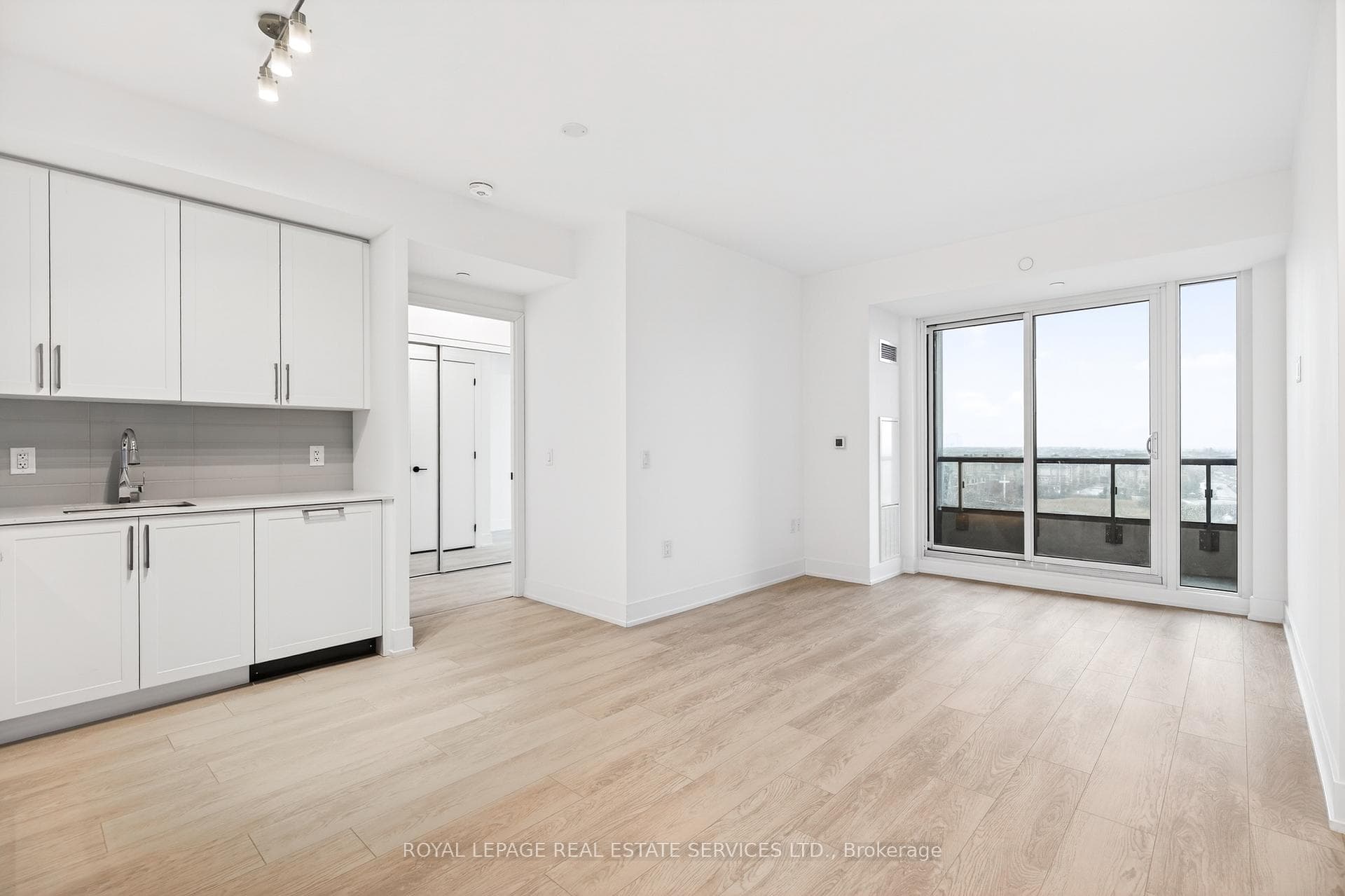 2450 Old Bronte Road Unit 512 photo 5