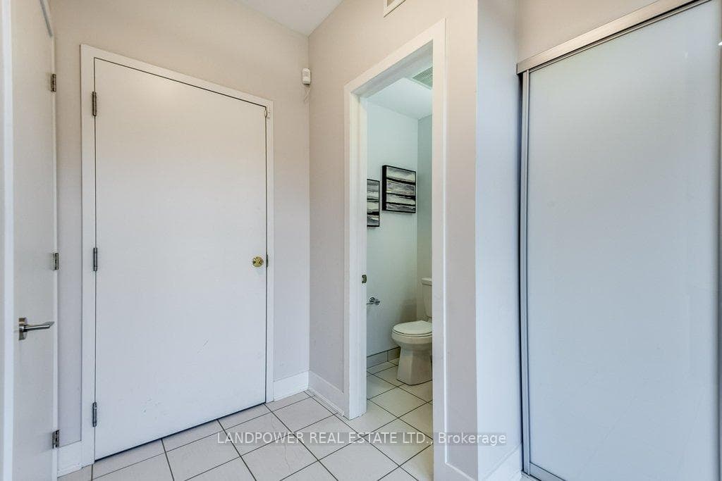 991 Dundas Street photo 7