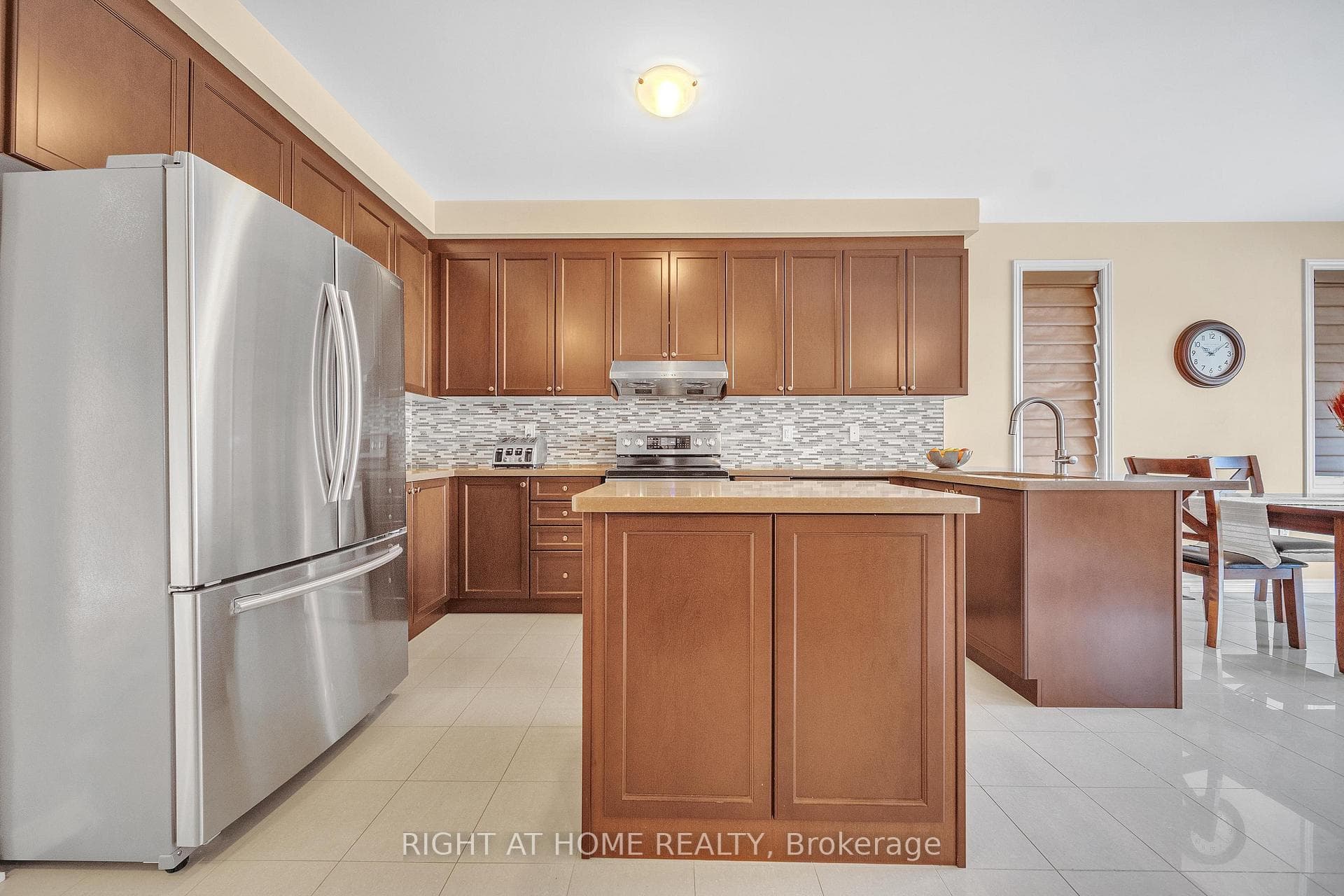 16 Sewell Crescent photo 10