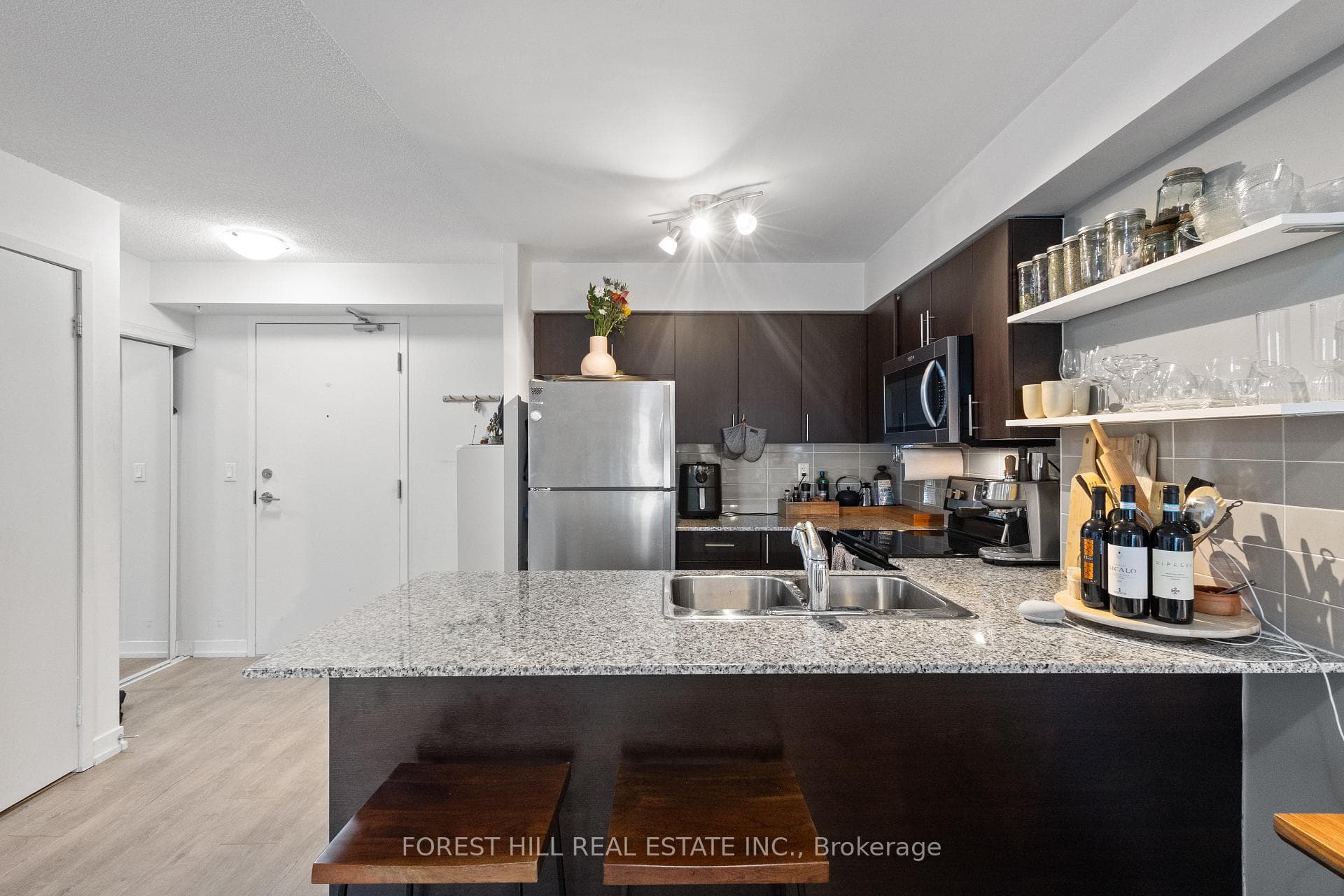 1410 Dupont Street Unit 907 photo 5
