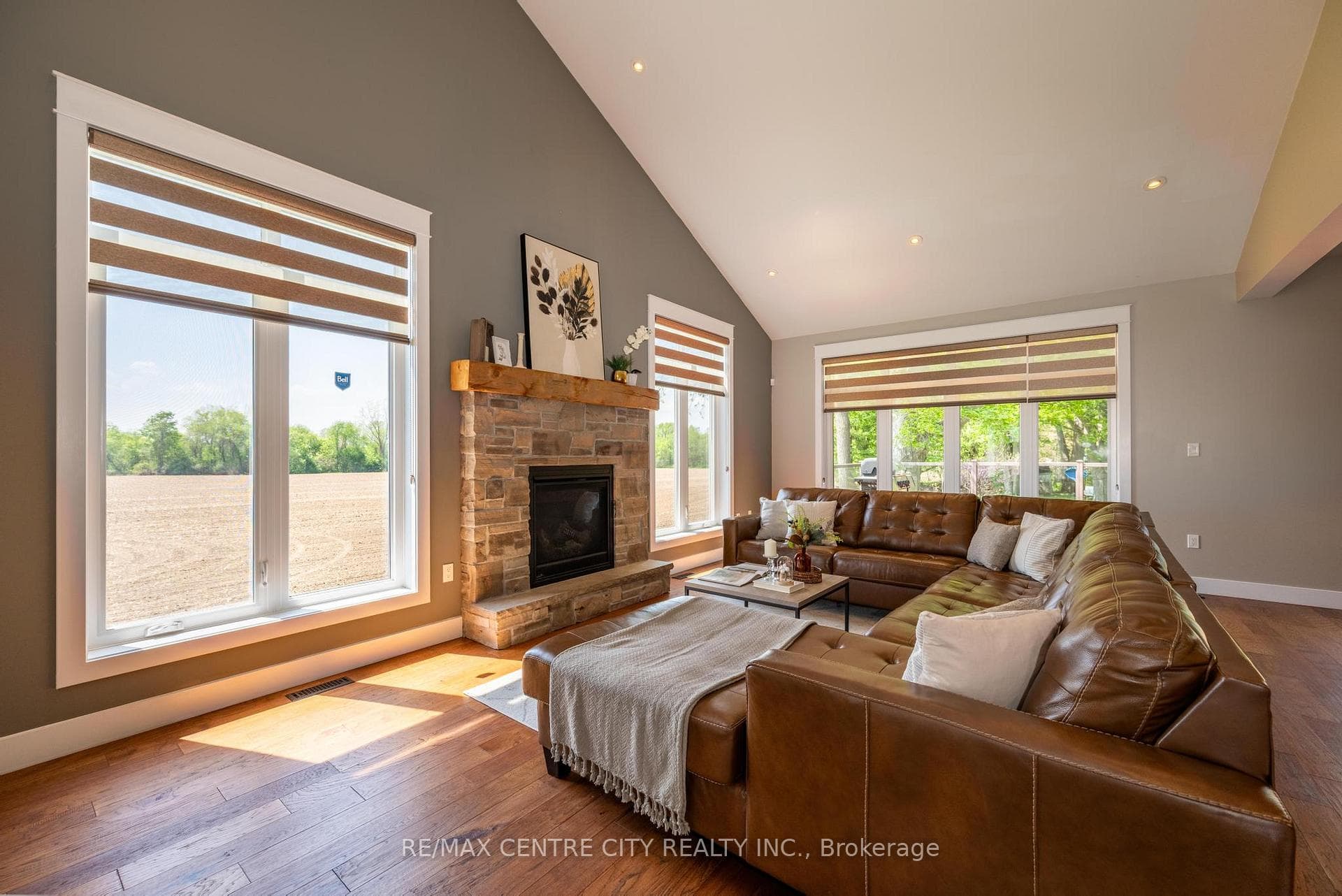 2580 Dundas Street photo 11