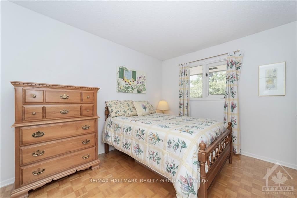 8 CARR Crescent photo 22