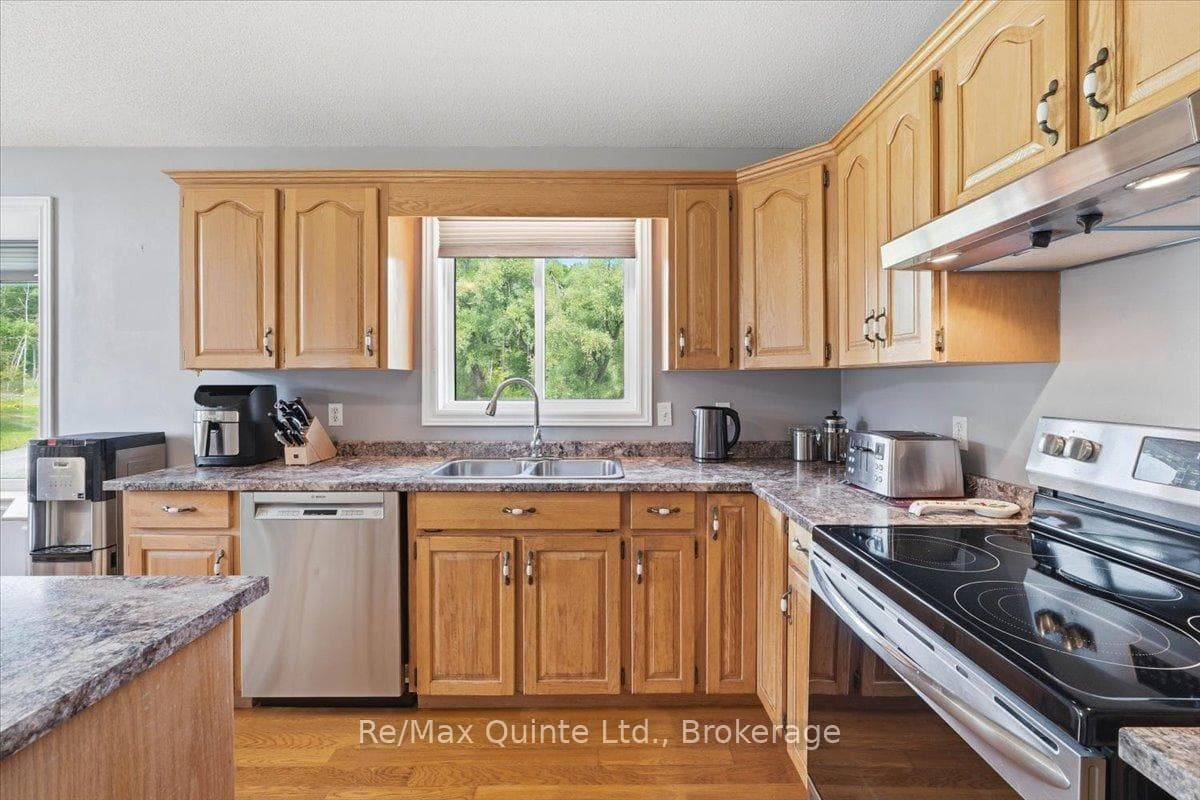 219 Helyer Road photo 10