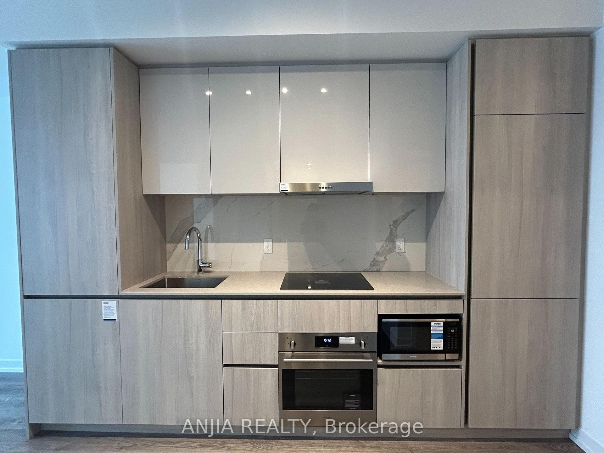 8 Interchange Way Unit 5610 photo 4