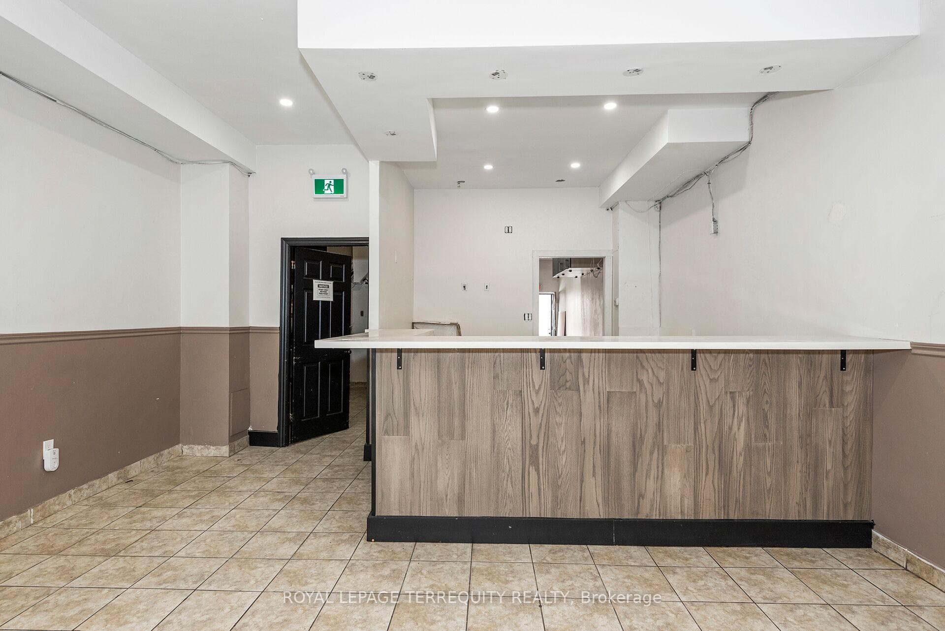 Beautiful Reception Area to Service Customers