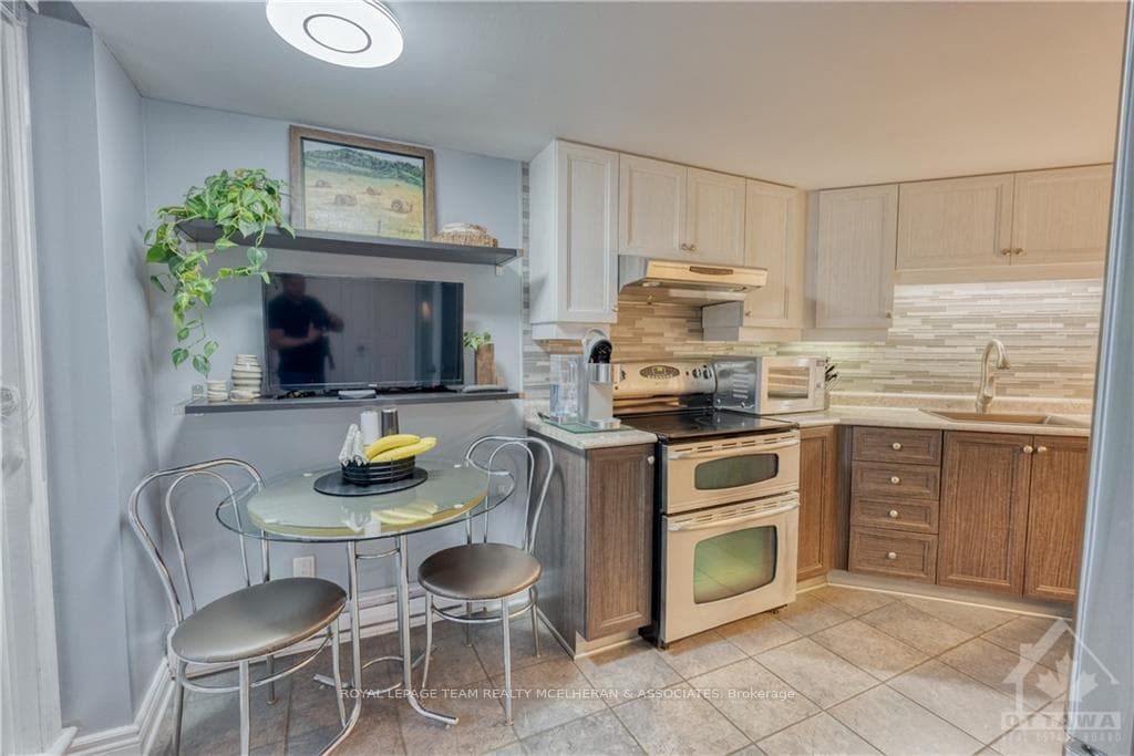 130 QUEEN ELIZABETH Drive Unit 204 photo 5