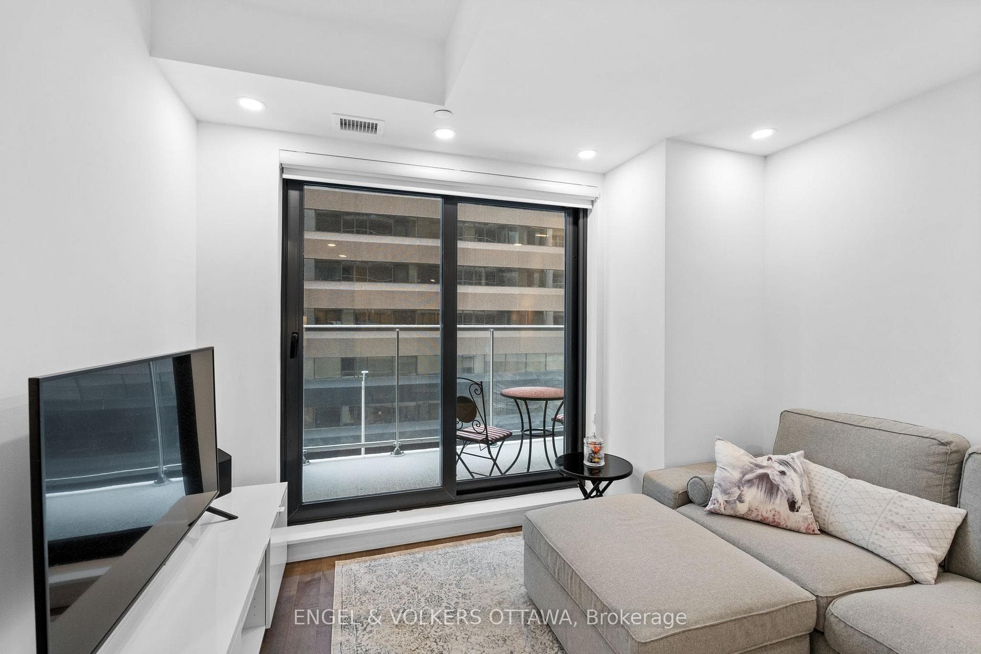 340 Queen Street Unit 402 photo 10