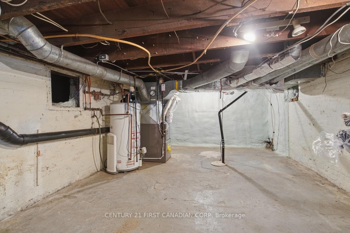 834 Colborne Street photo 34