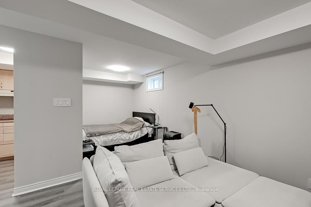 2060 Westmount Drive photo 35