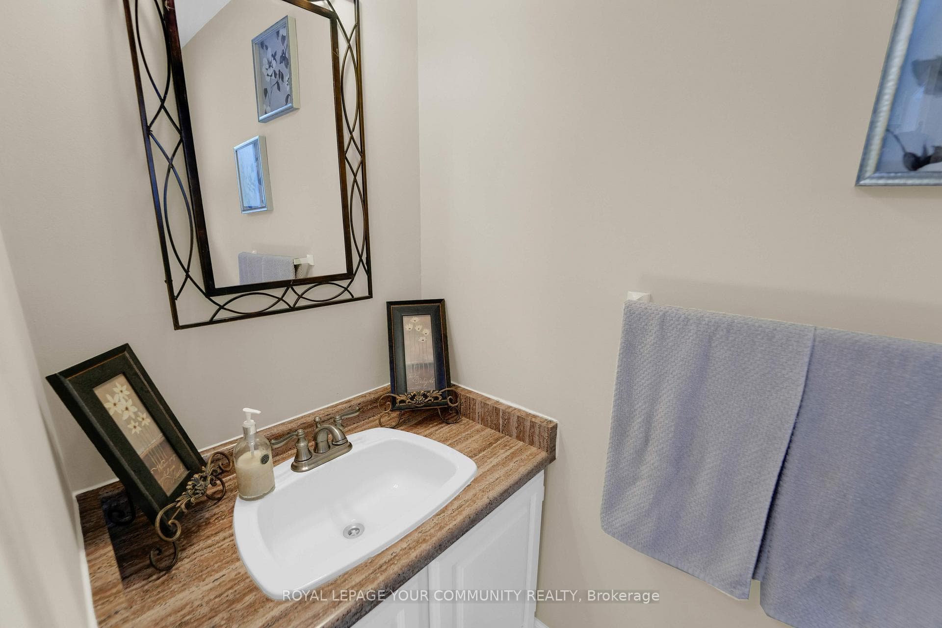 249 Collings Avenue photo 5