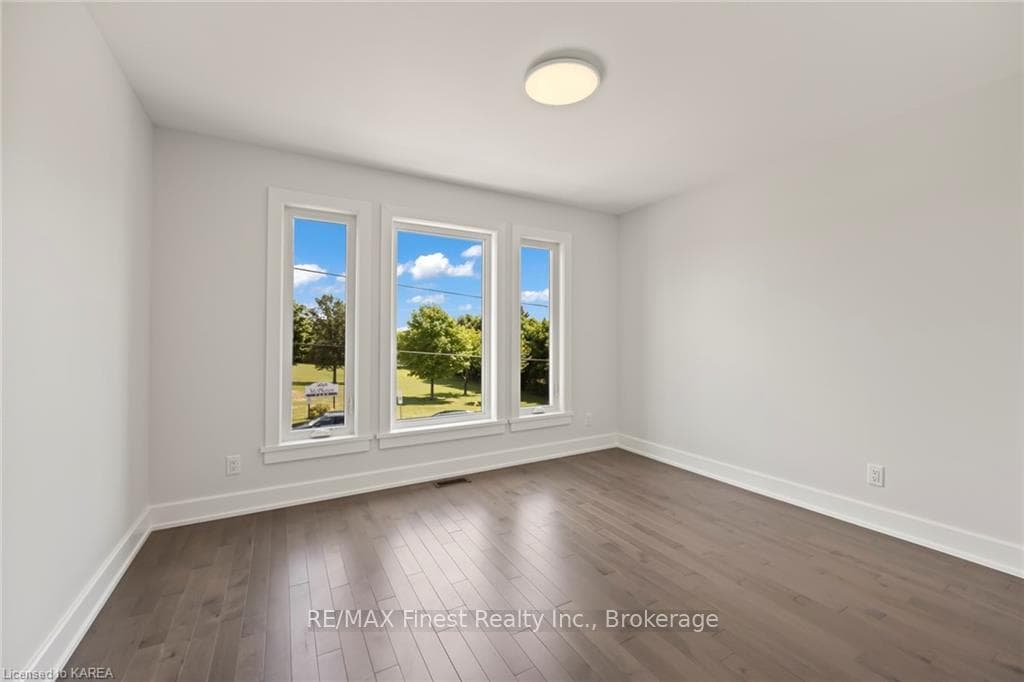20 PARK Crescent photo 34