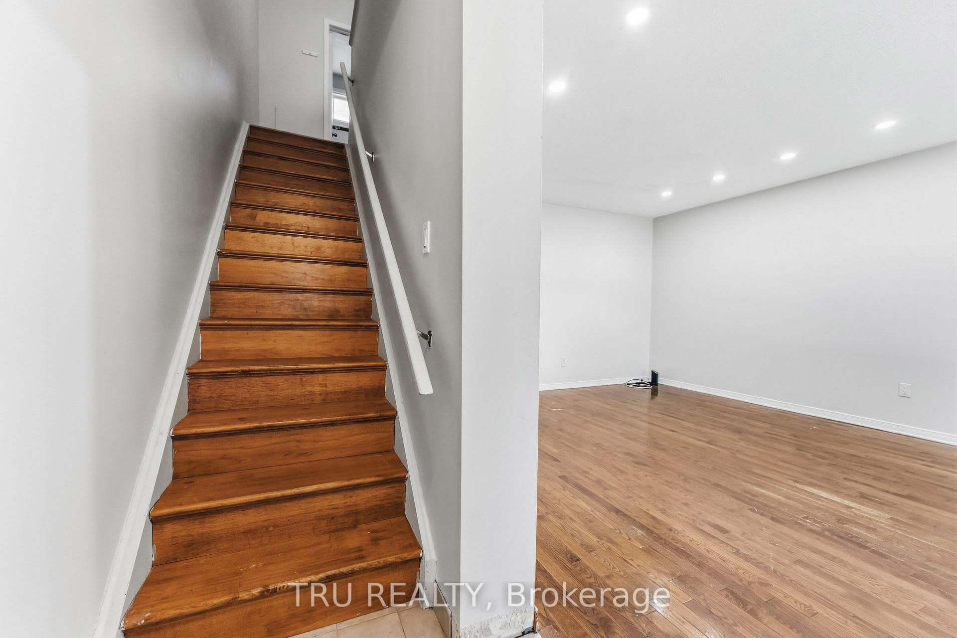 950 Meadowlands Drive photo 10