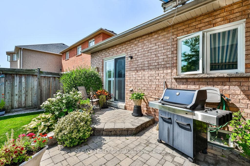 205 Ellis Crescent photo 28