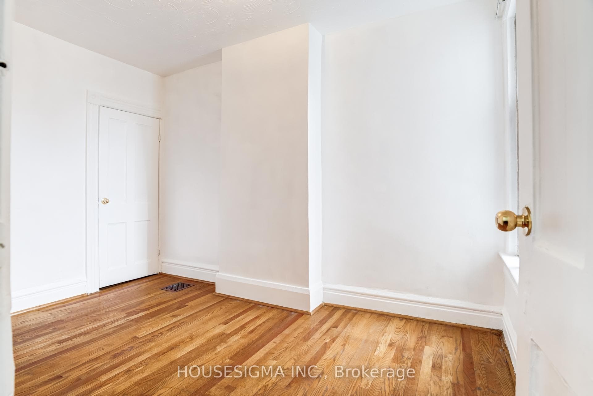 726 Adelaide Street photo 20