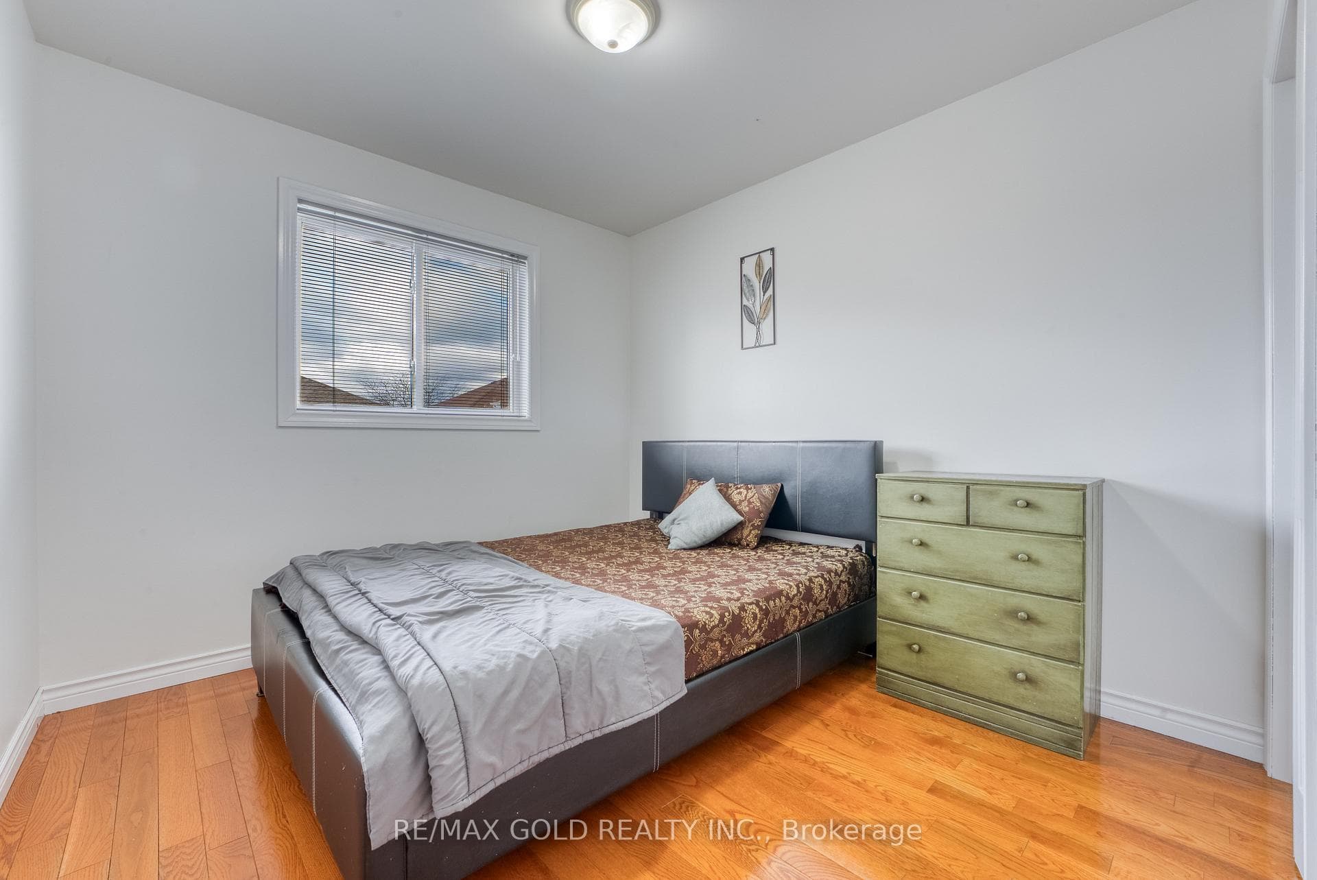 1075 BANWELL Road photo 15