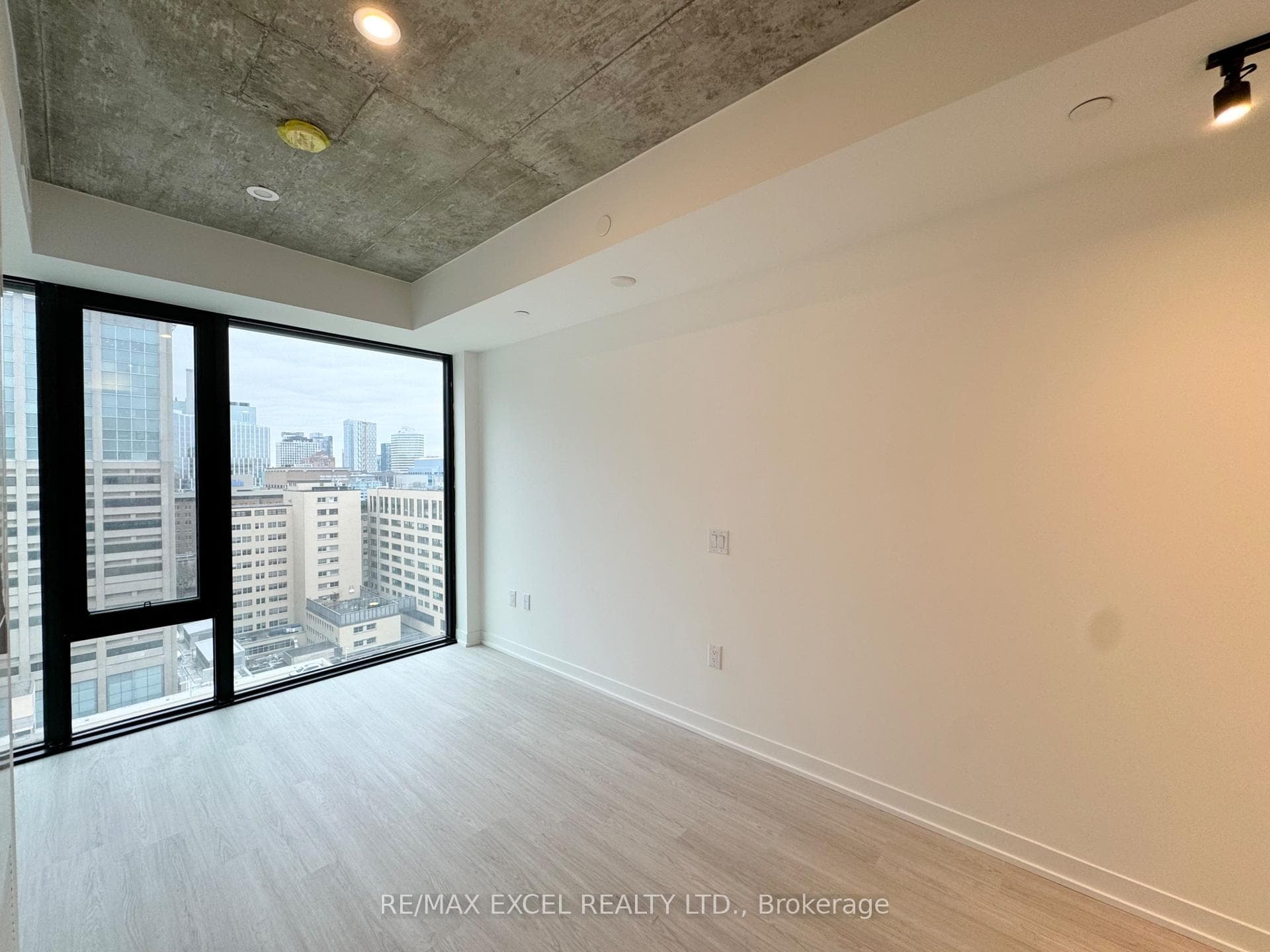 195 McCaul Street Unit 1605 photo 1