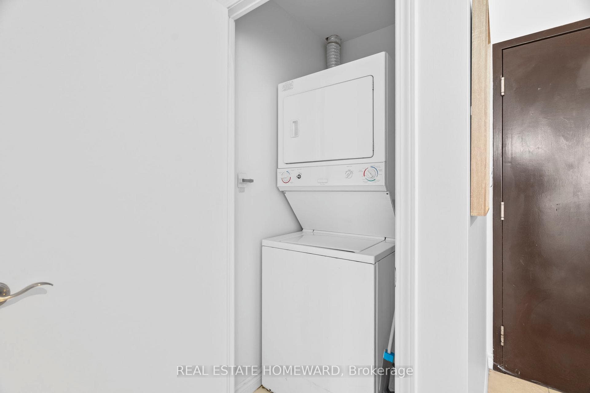 410 Queens Quay Unit 413 photo 25
