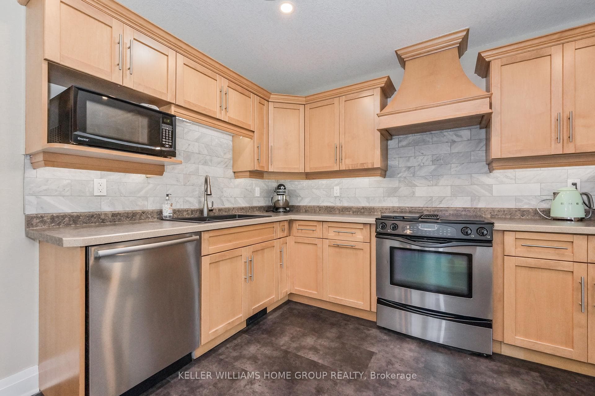 422 Forfar Street photo 3