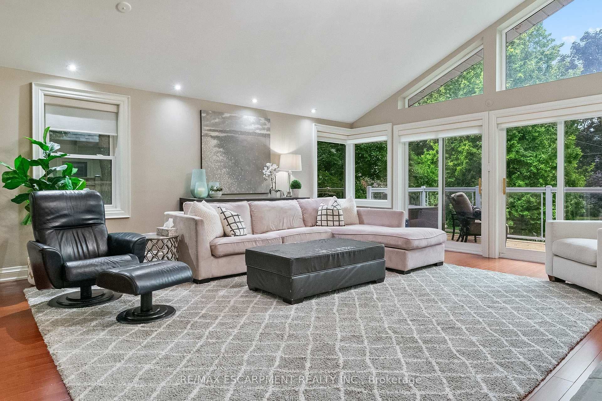 615 VANESSA Crescent photo 6