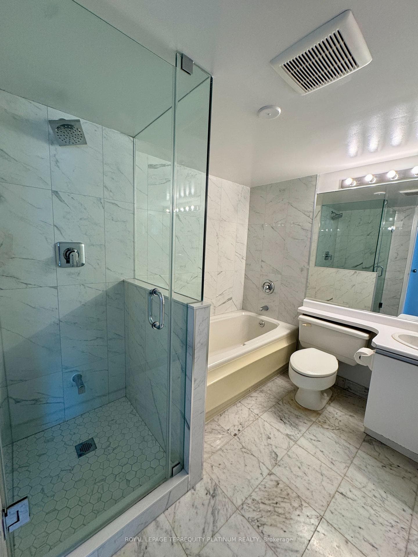 10 Yonge Street Unit 2409 photo 10