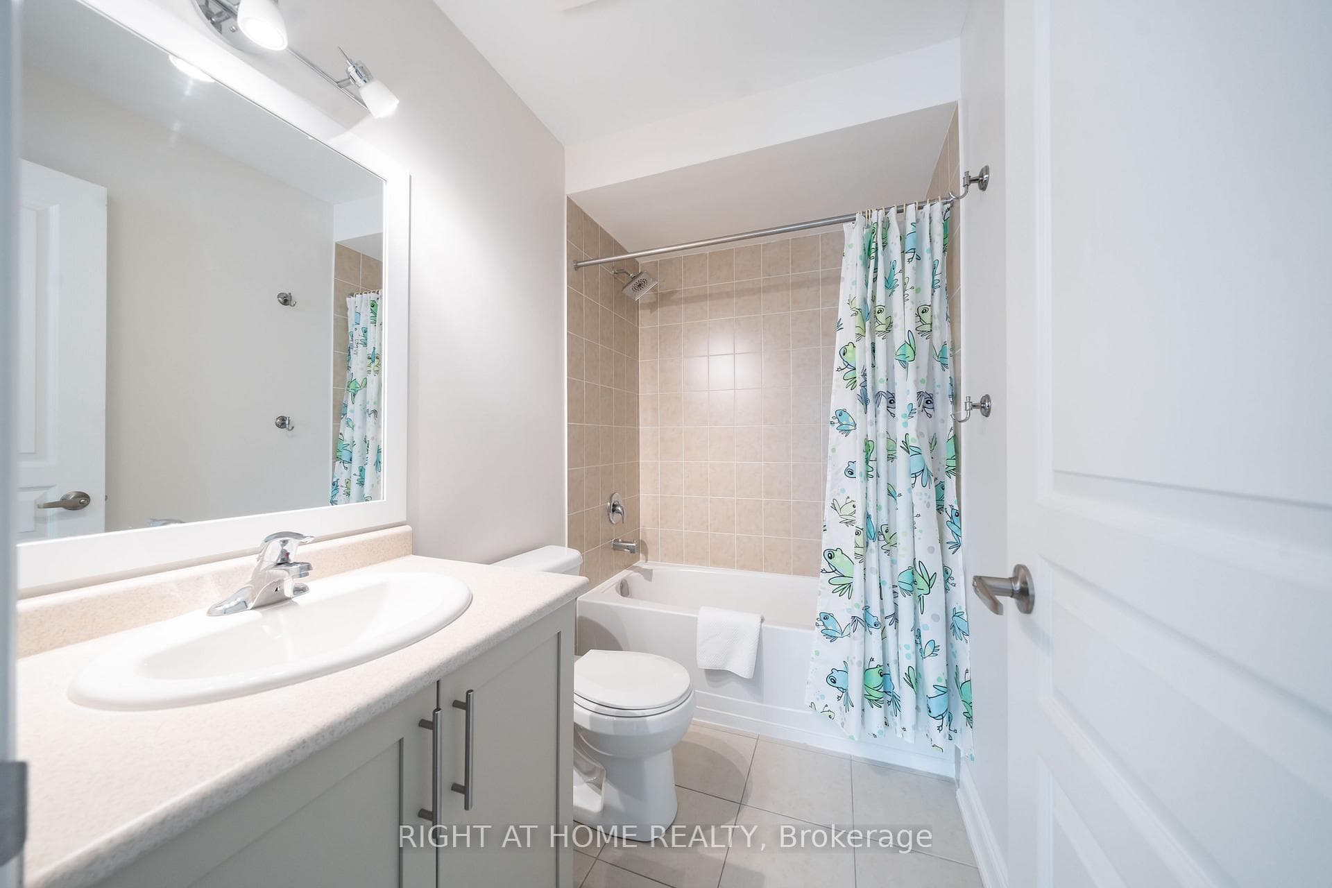 2ND BEDROOM 4PC ENSUITE