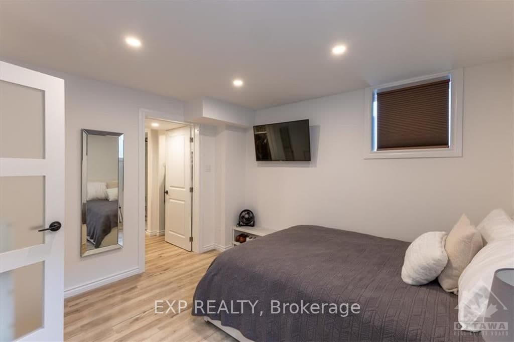 401 MEADOWHAWK Crescent photo 22