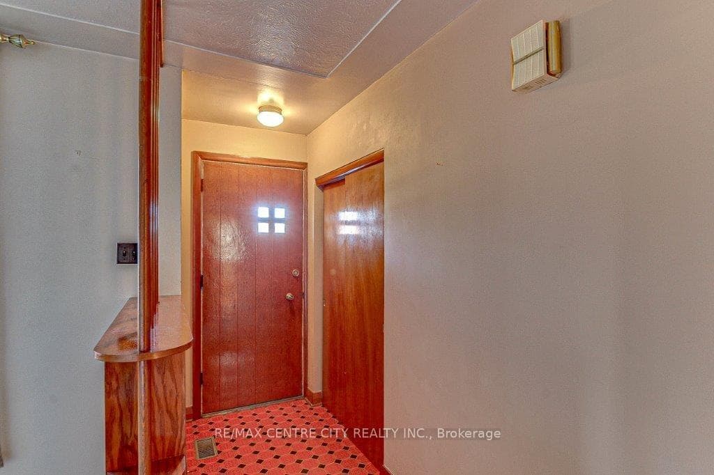 181 CLARKE Road photo 2