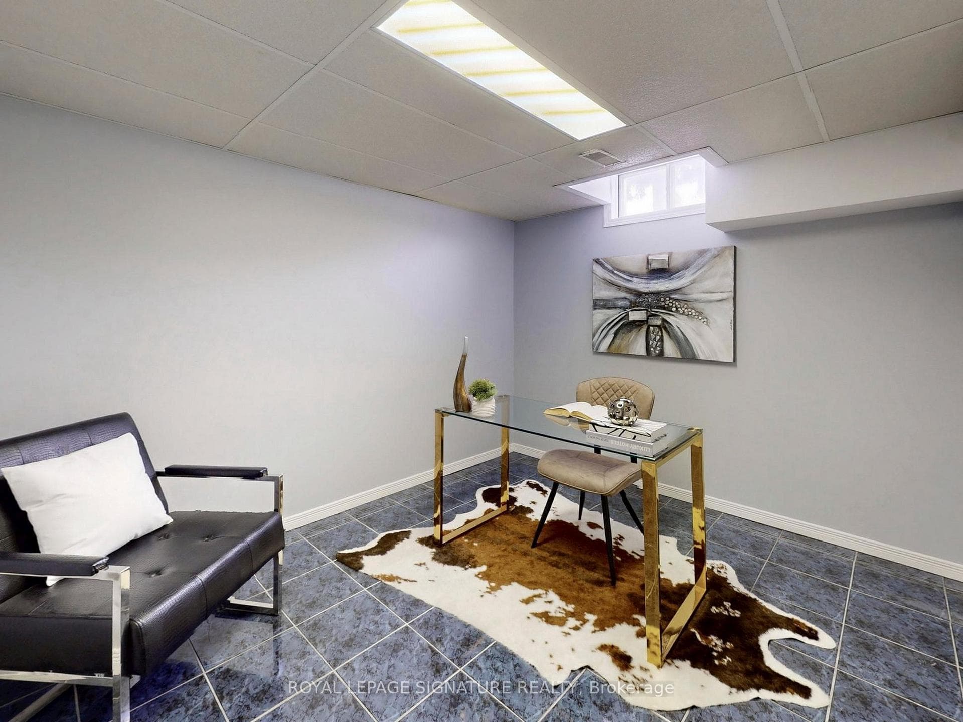 extra office/ bedroom W/closet & window