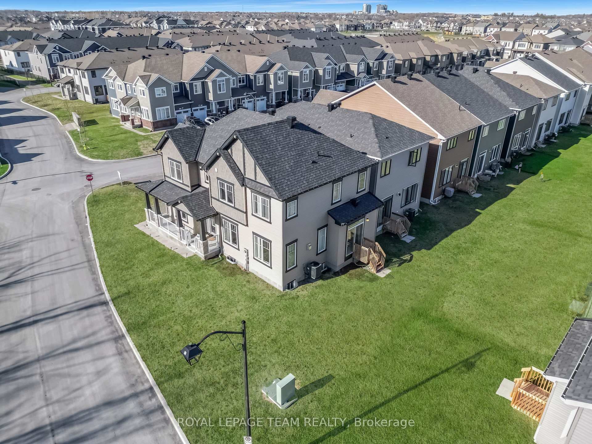 647 Cygnus Street photo 26