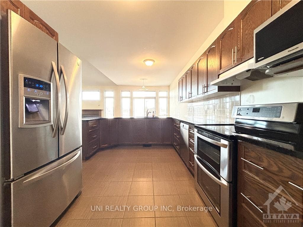 228 PONDVIEW Crescent photo 6