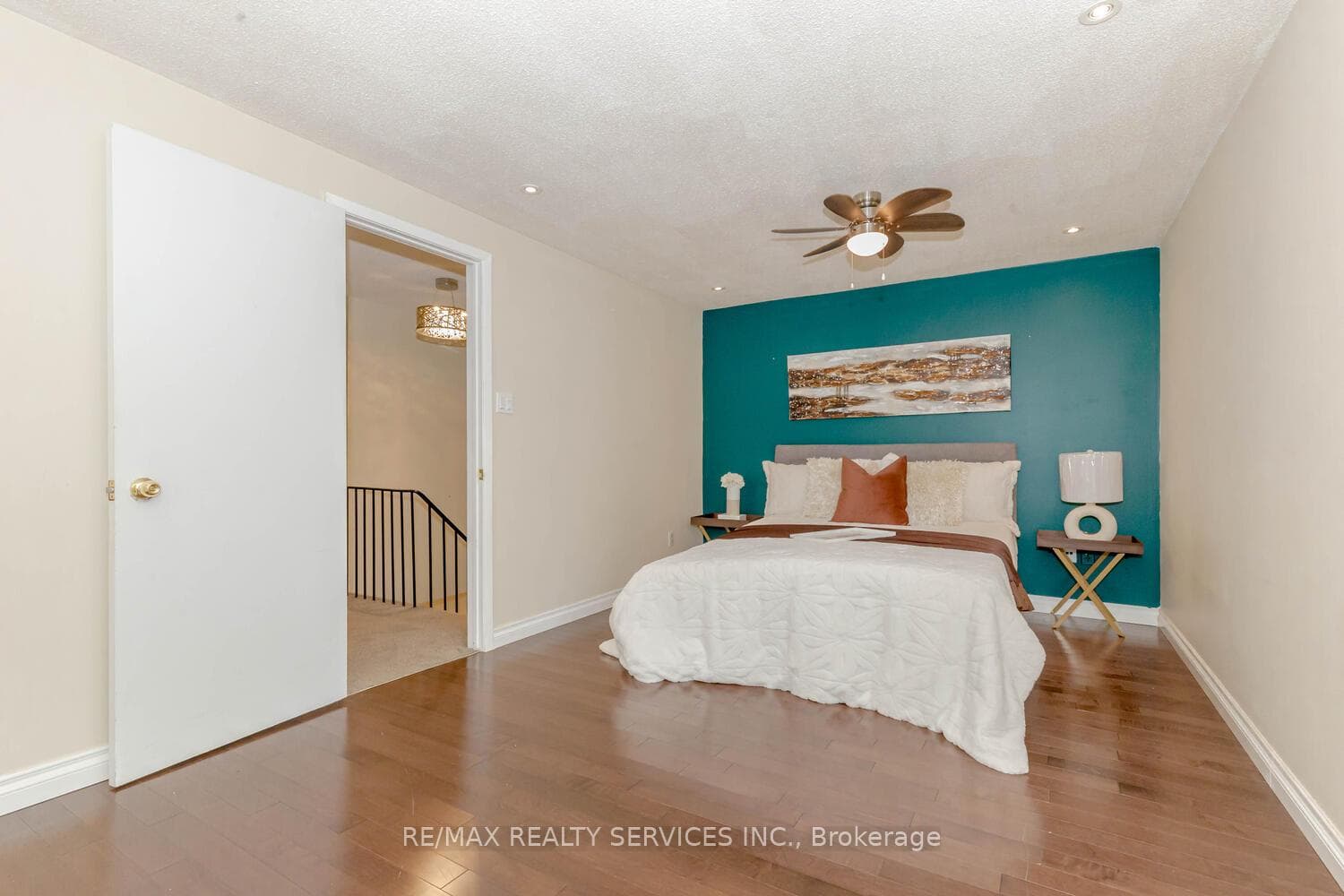 1039 Runnymead Crescent photo 19