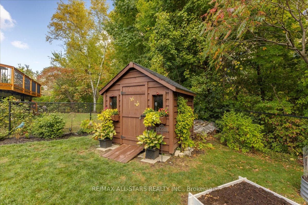 110 Glendower Crescent photo 34
