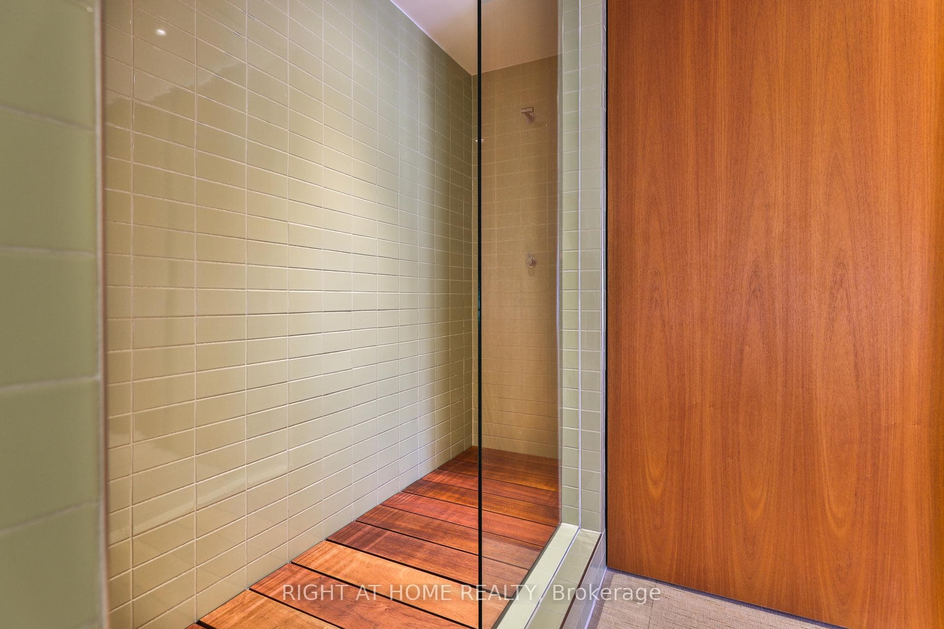 694 Richmond Street photo 20