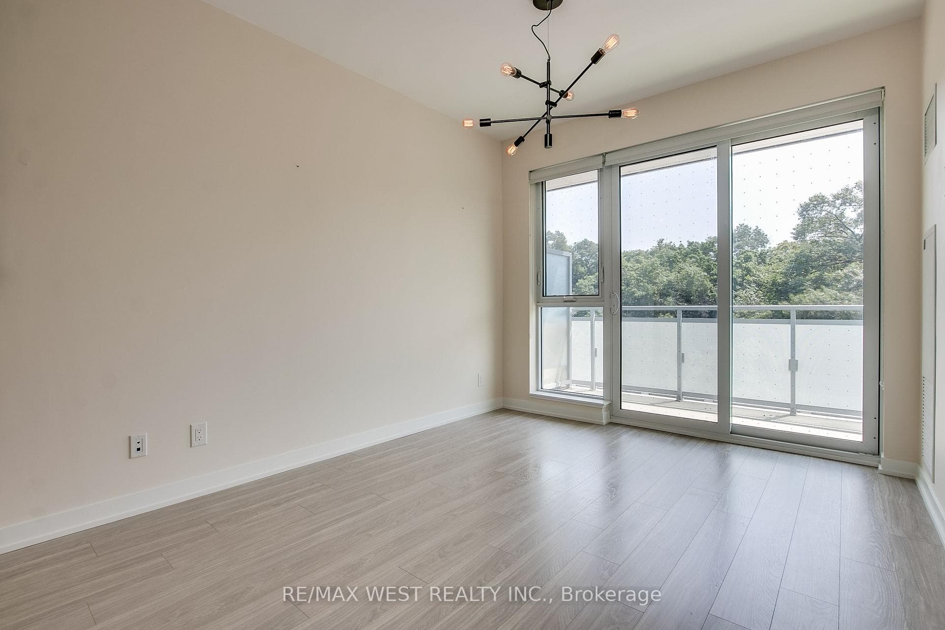 1830 Bloor Street Unit 411 photo 4