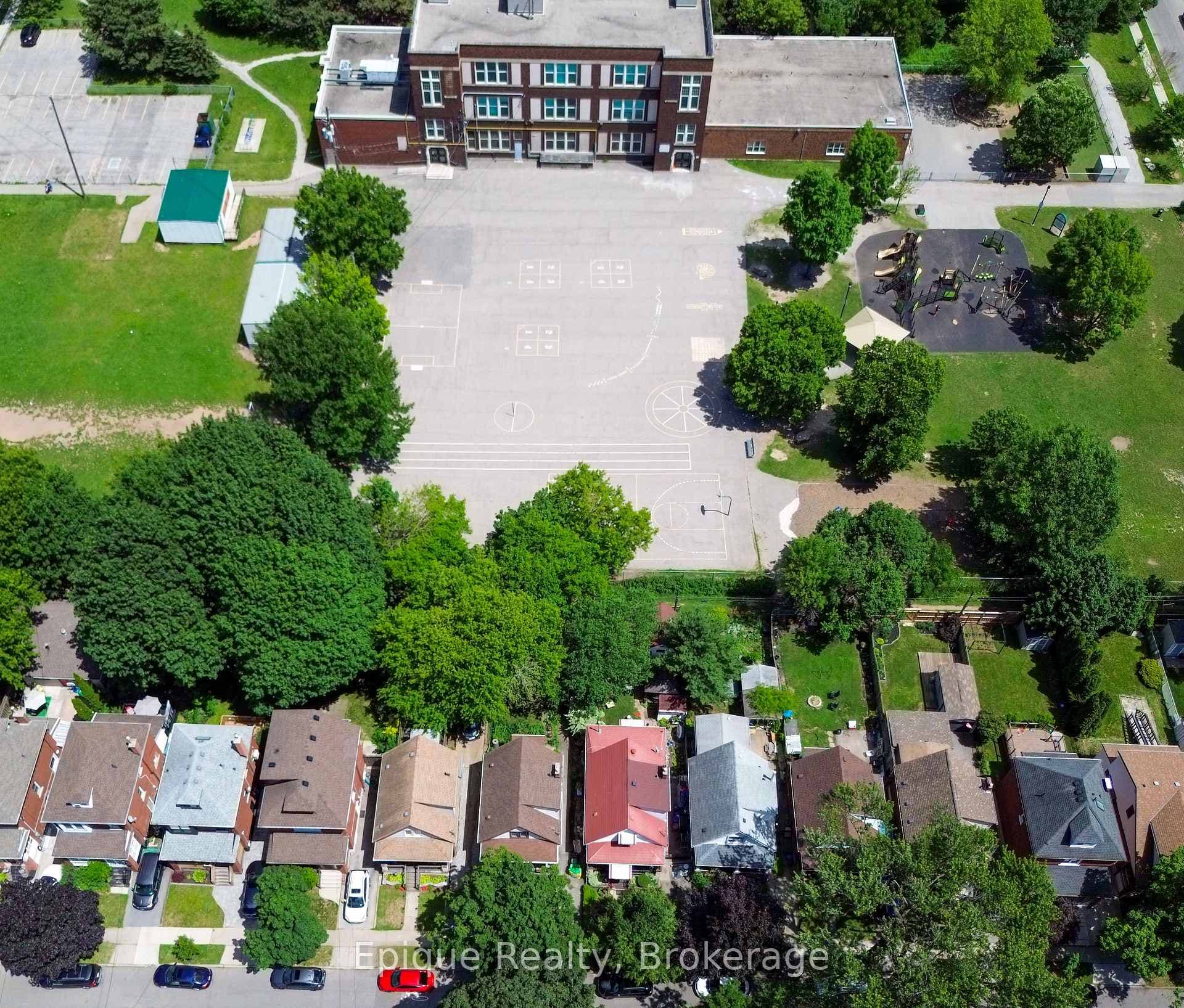 93 Graham Avenue photo 38
