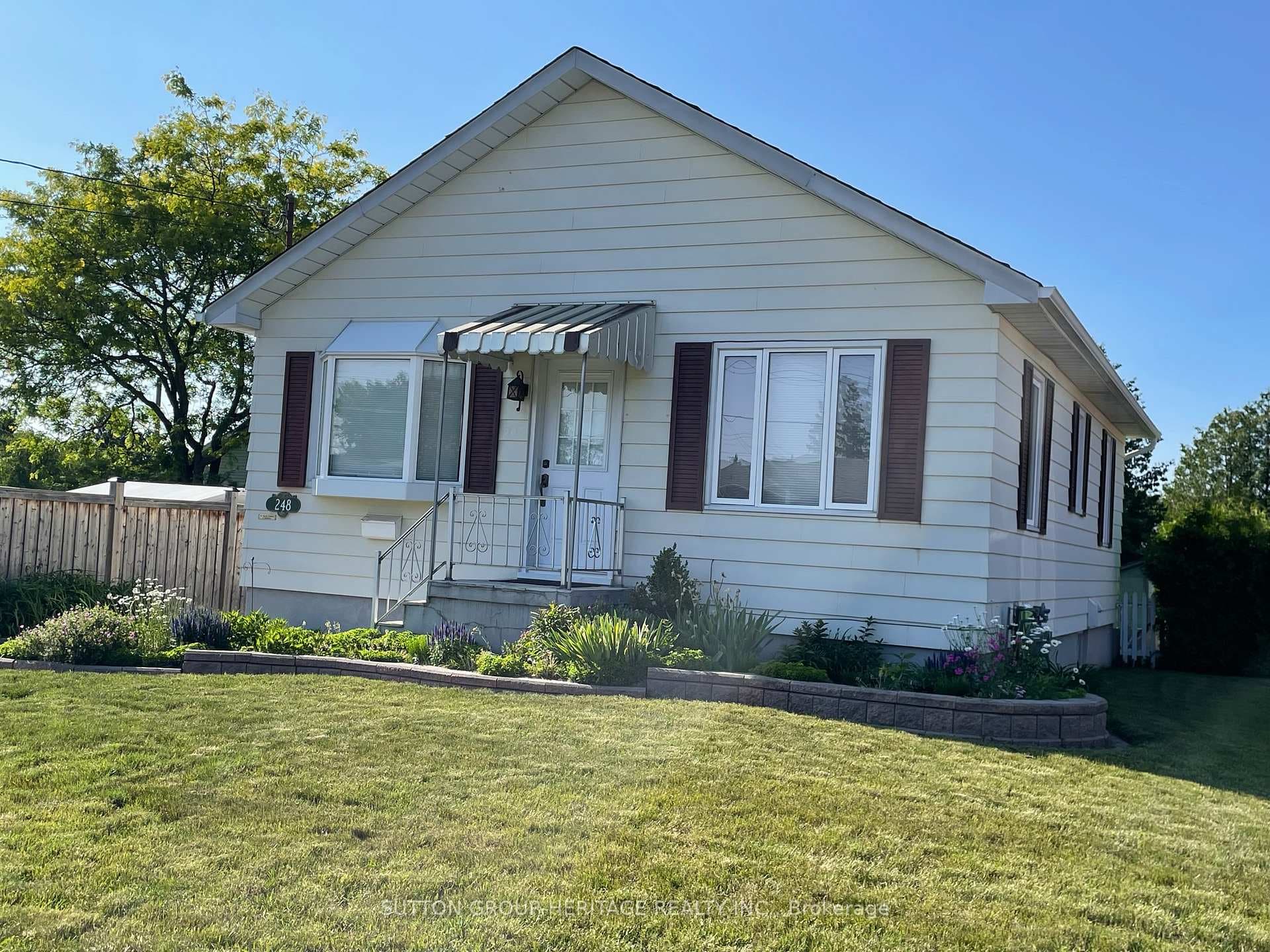 248 Seneca Avenue photo 2