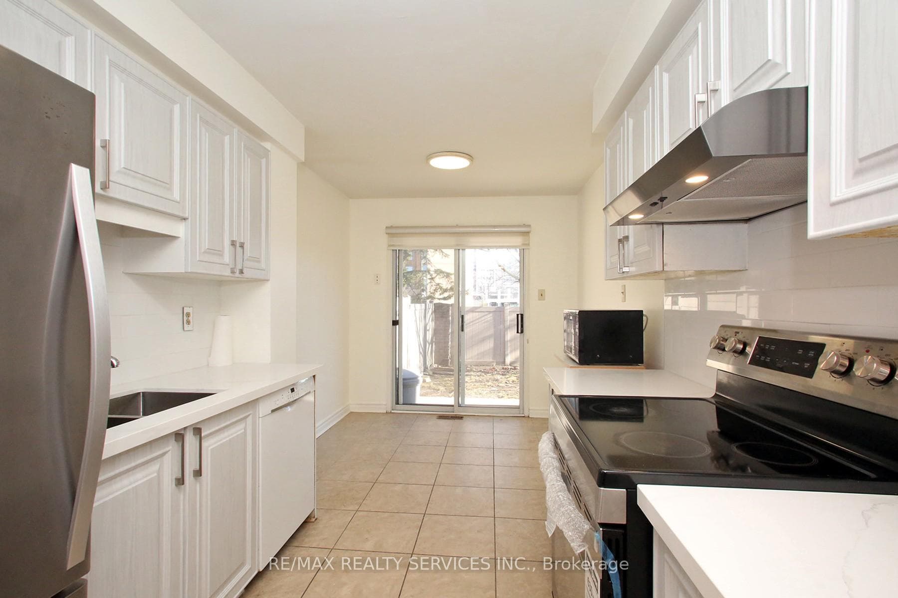 Bright Eat-In Kitchen