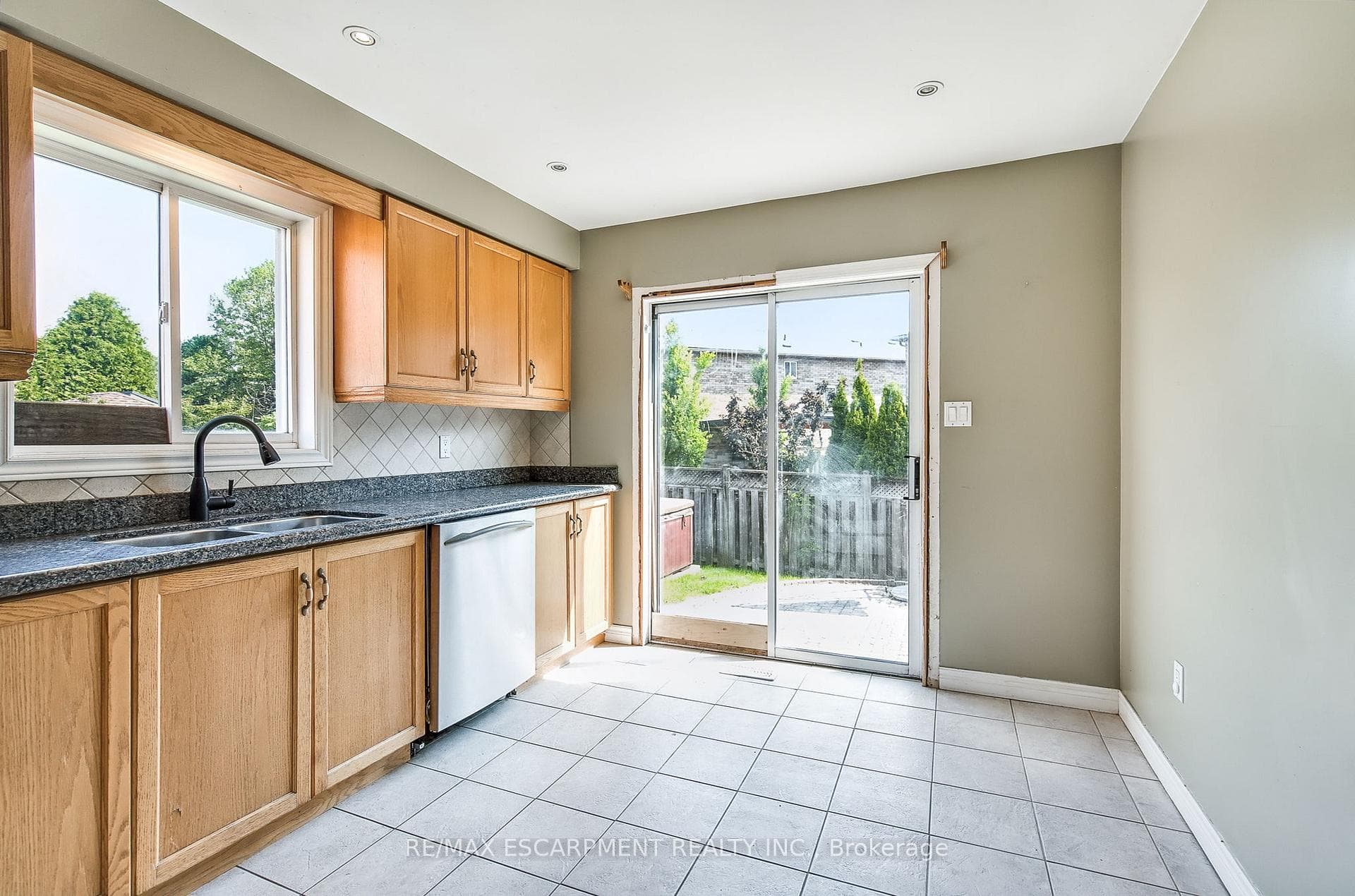 573 Enfield Road photo 10