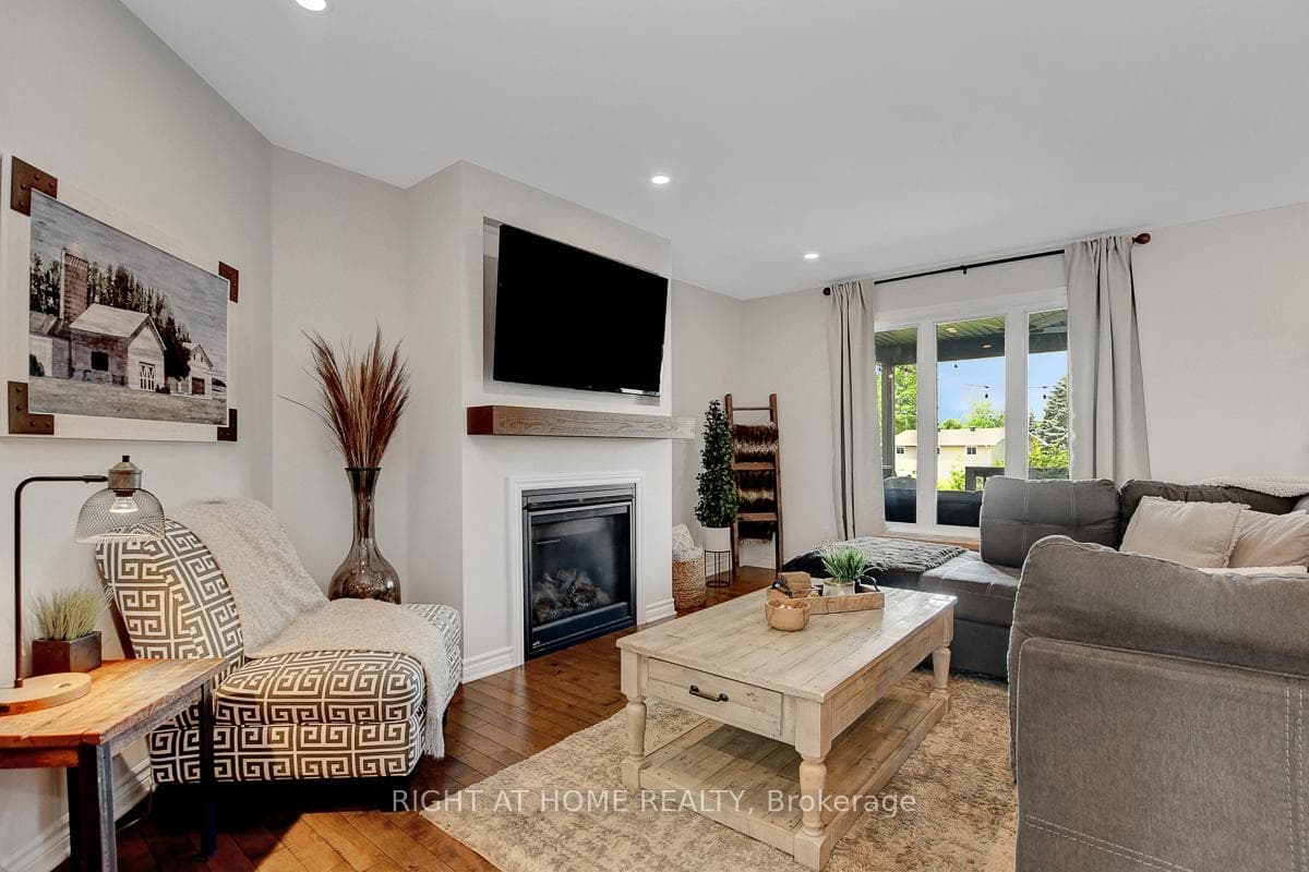201 Versaille Street photo 11