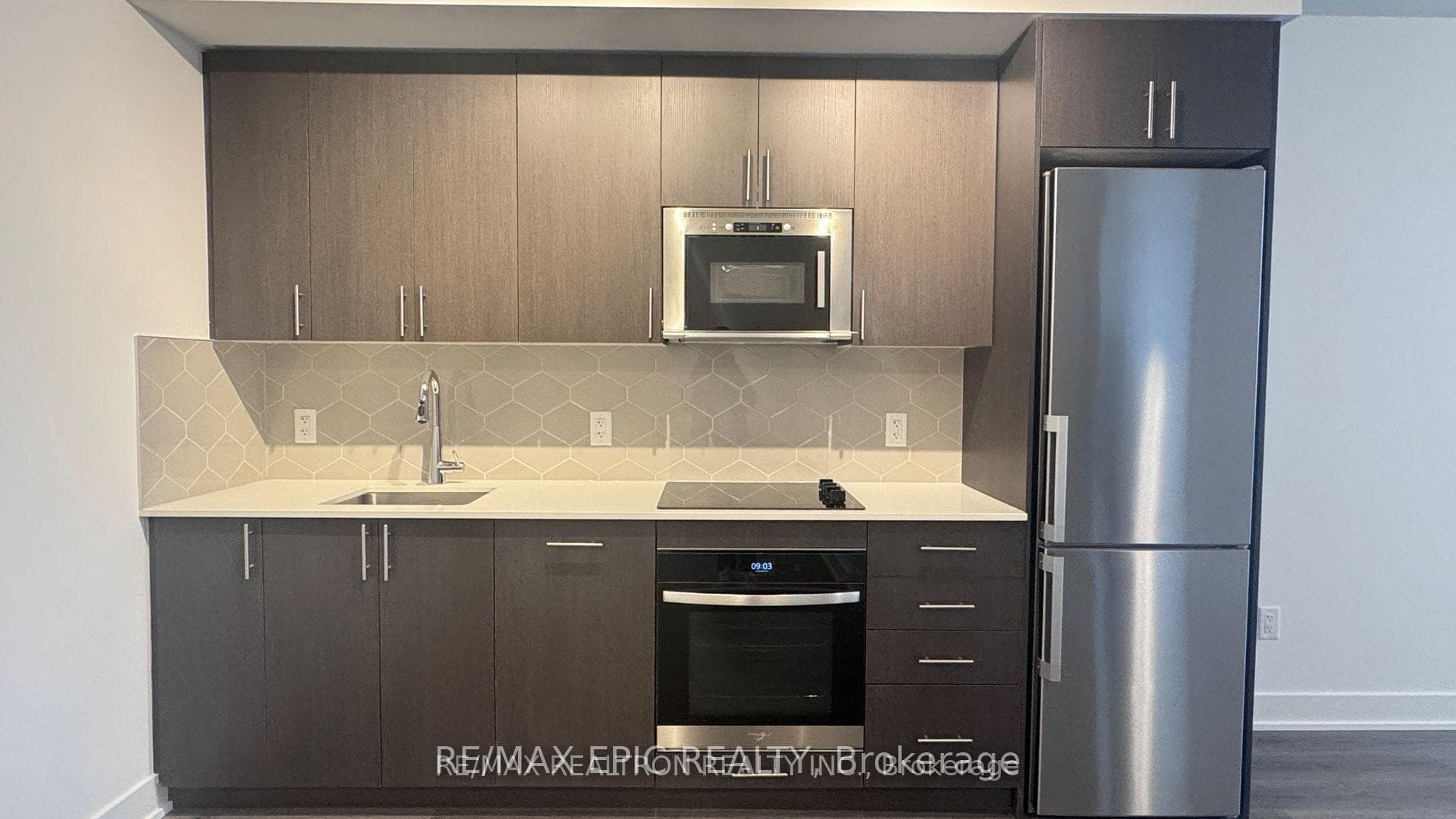 2545 Simcoe Street Unit 913 photo 2