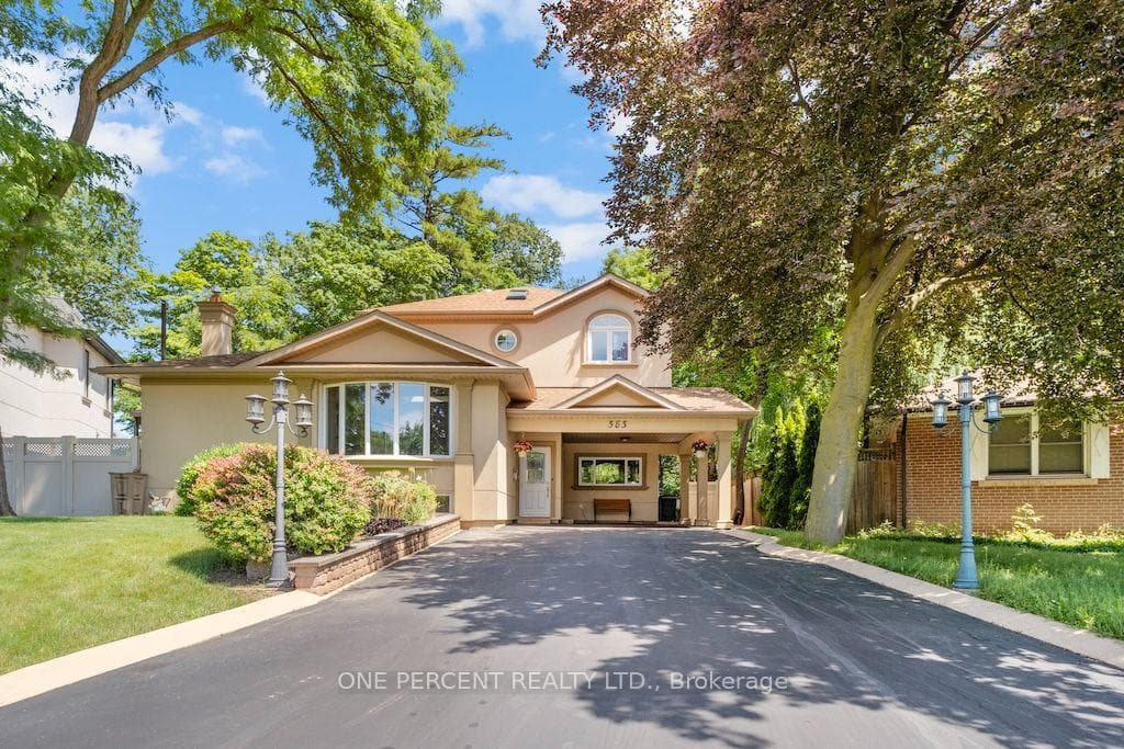 583 Stephens Crescent photo 1
