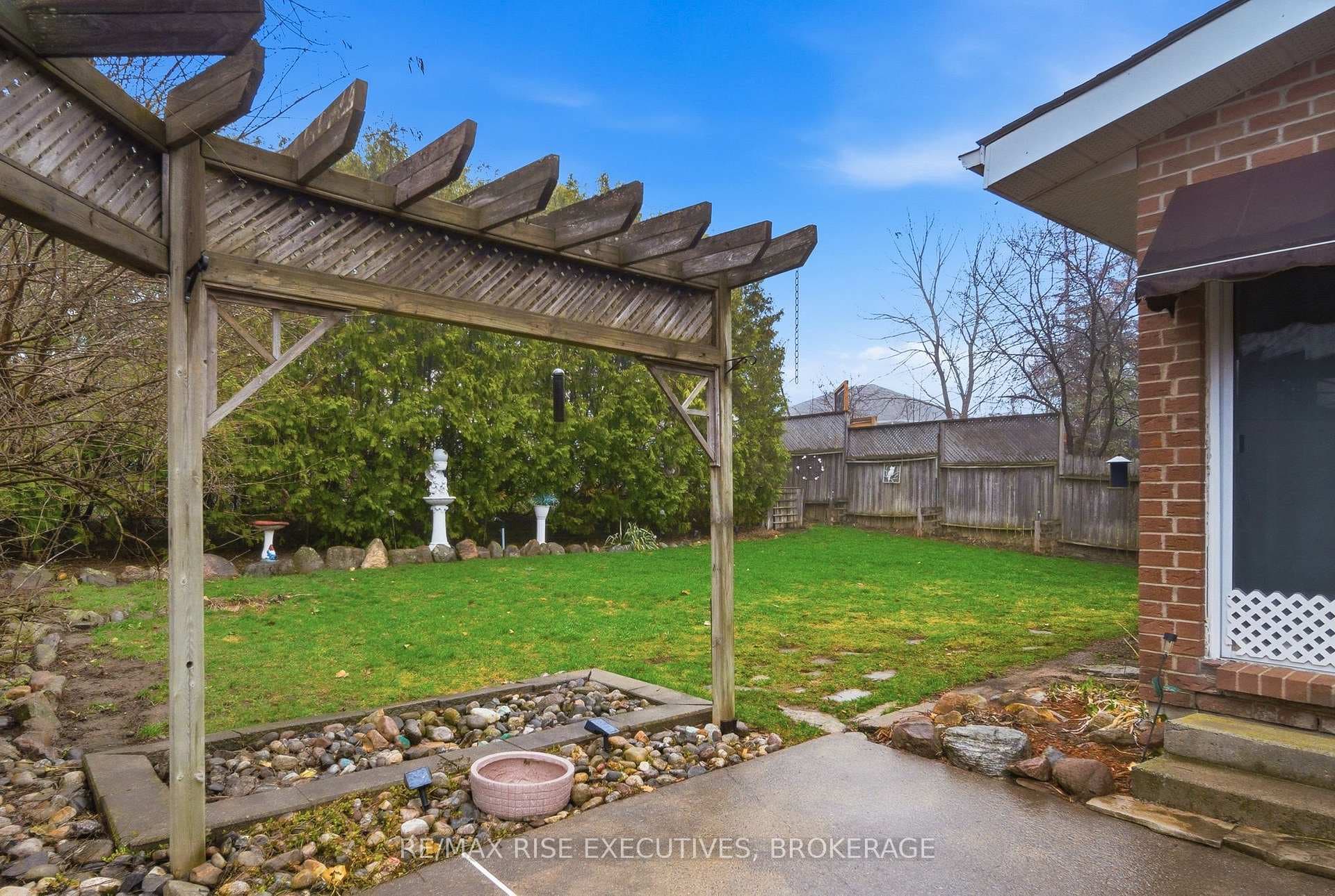 127 Nicholson Crescent photo 42