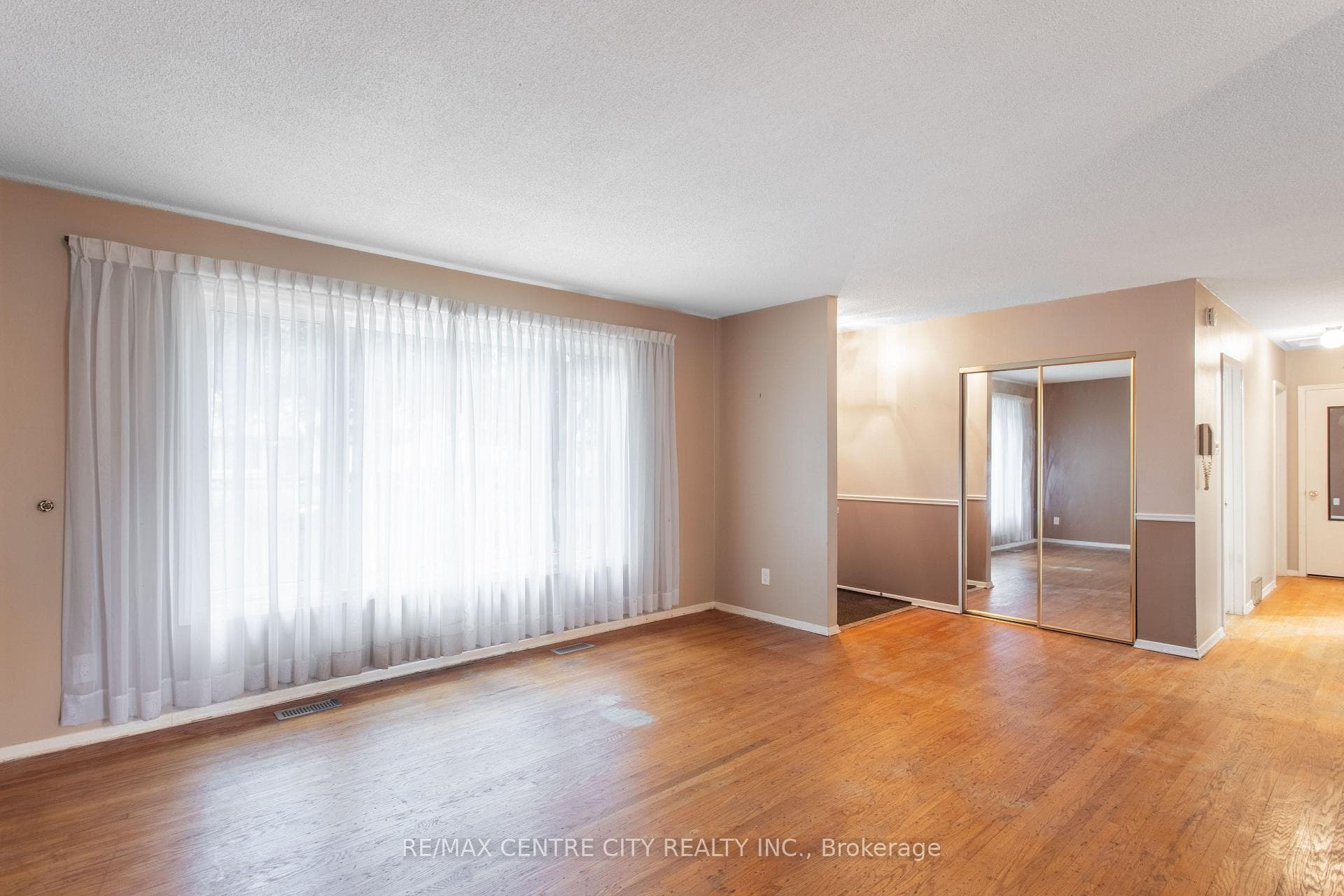 19 Maxwell Crescent photo 6