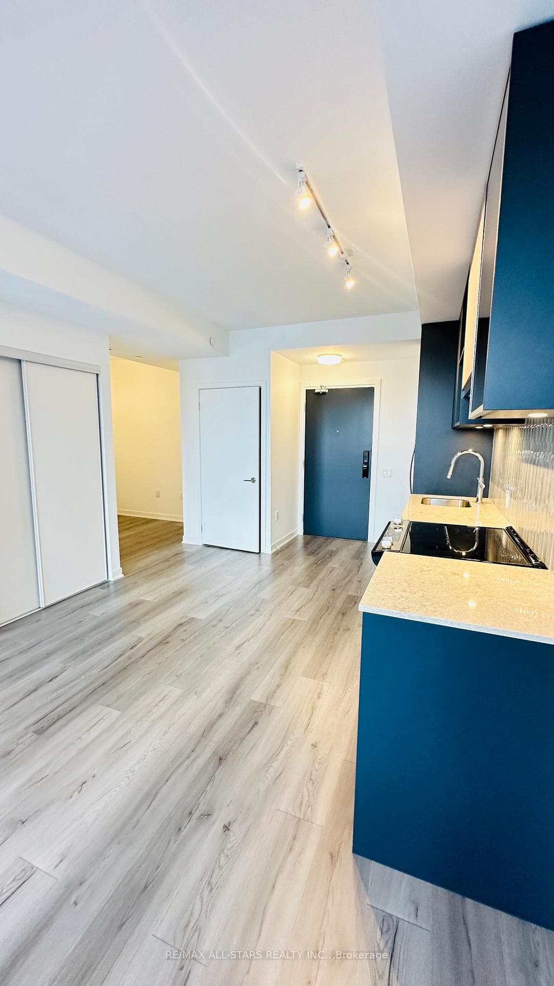 395 Dundas Street Unit 305 photo 9