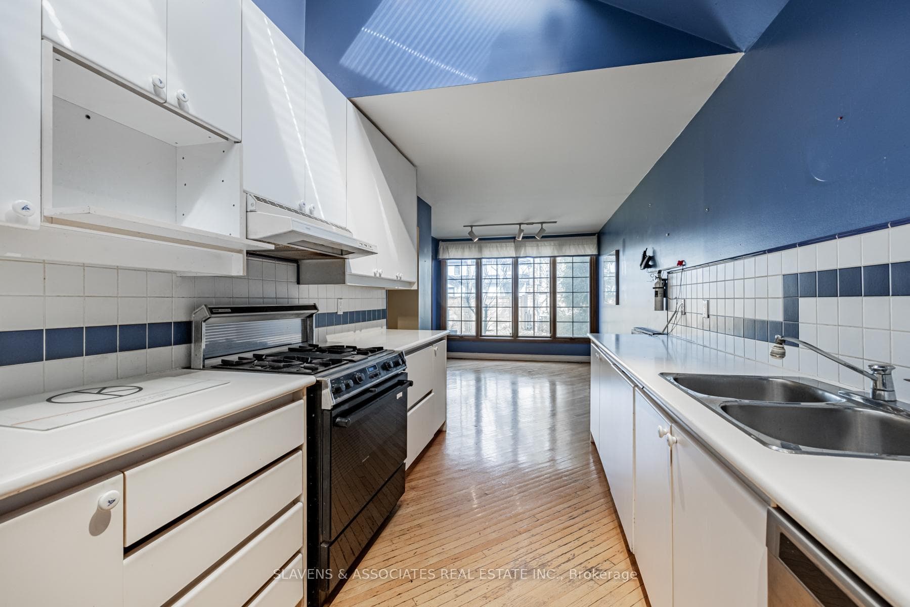 592 Castlefield Avenue photo 9