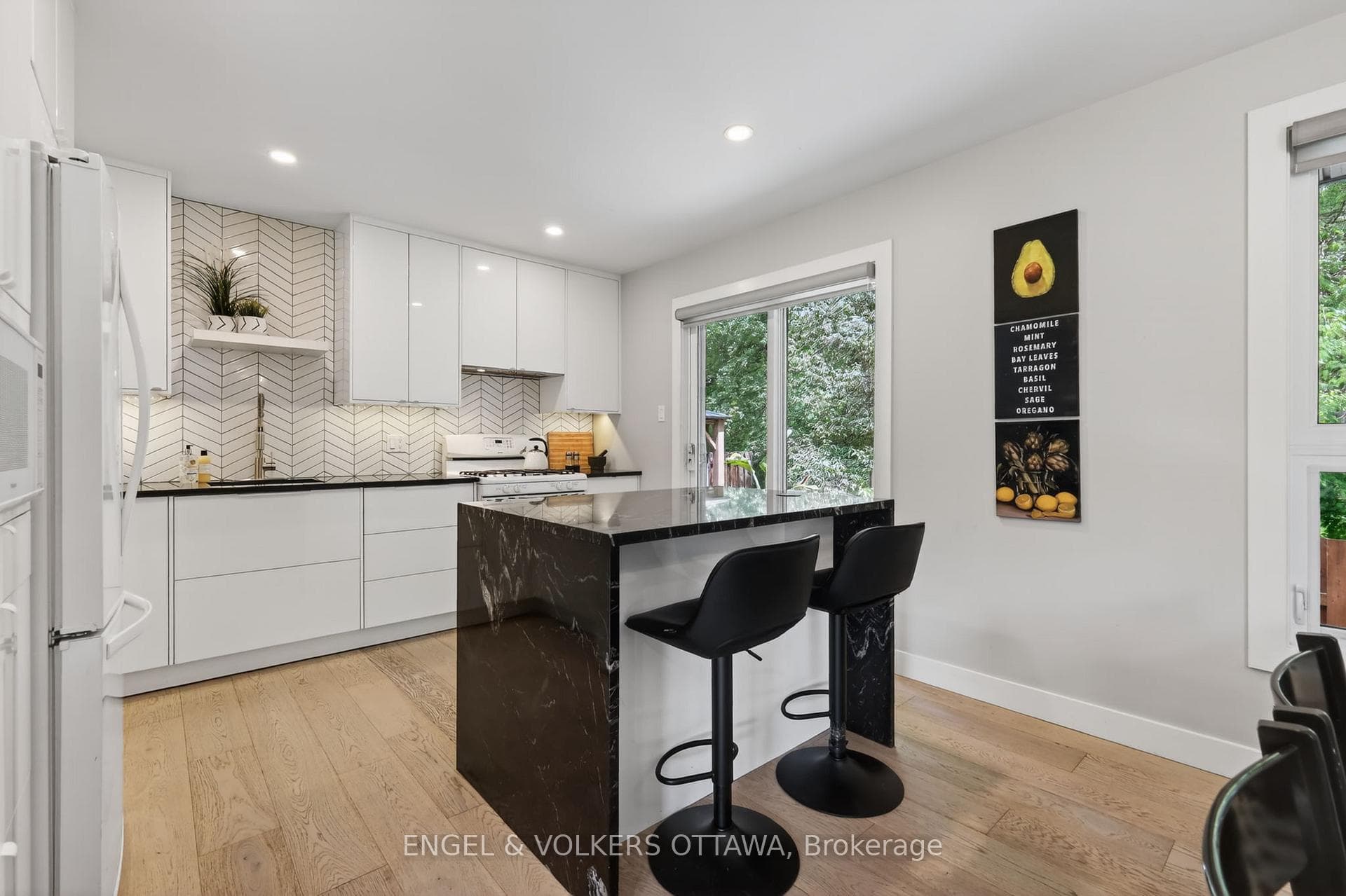 164 McClintock Way Unit 6 photo 15
