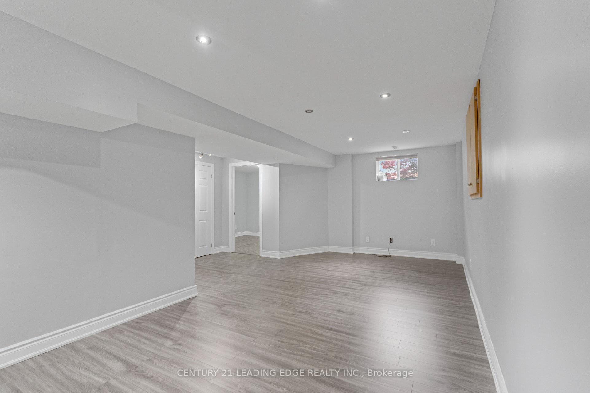 1296 Ashgrove Crescent photo 31
