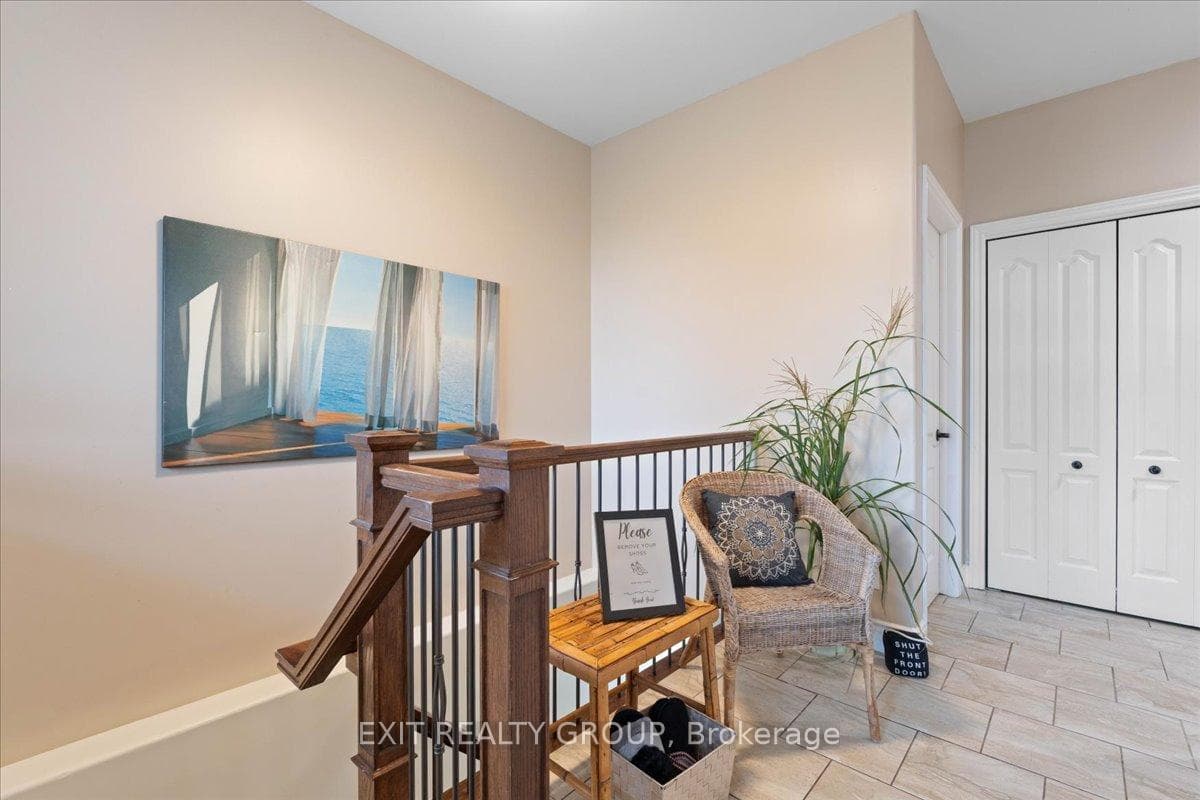 35 Ledgerock Court photo 5