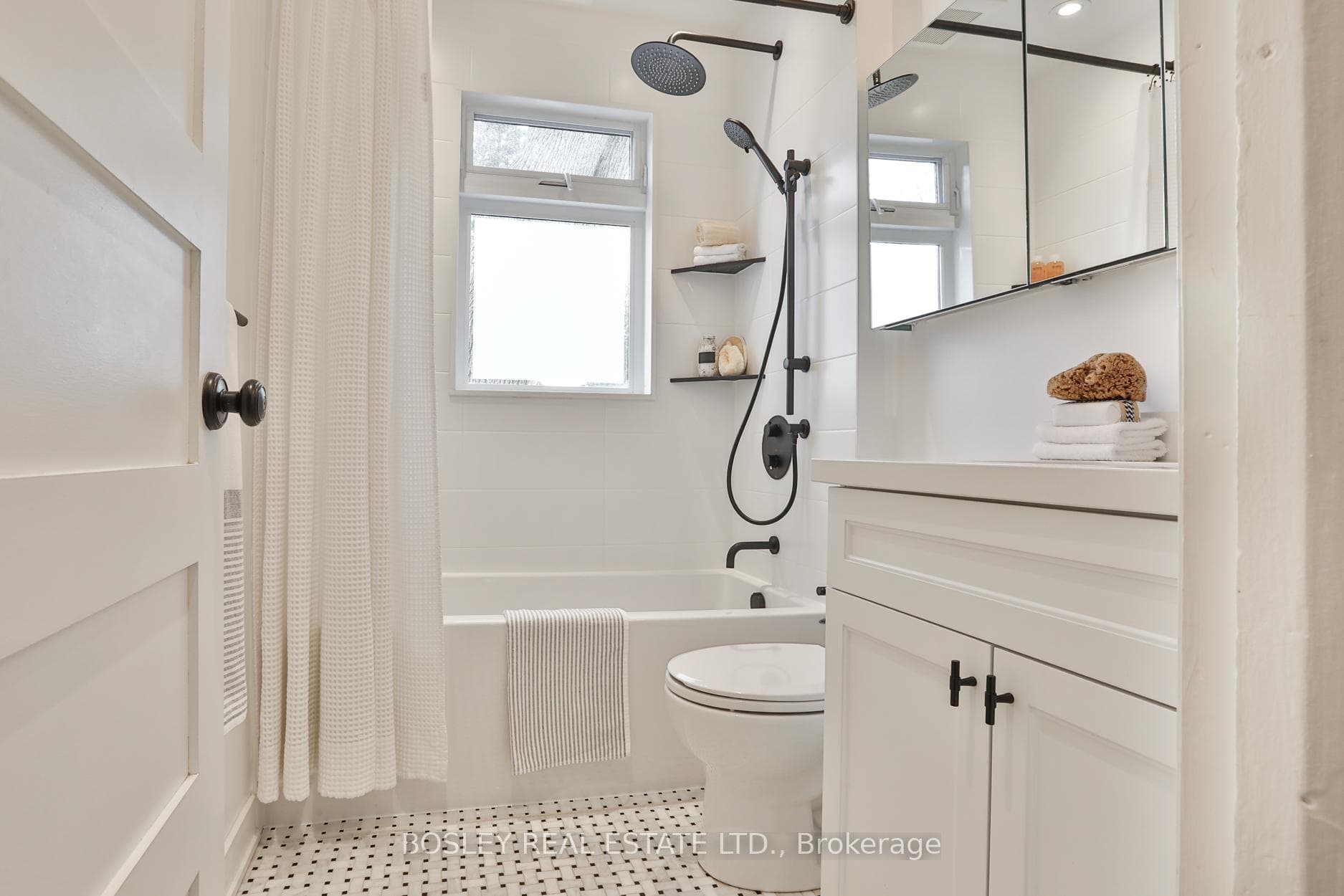 588 Merton Street photo 26