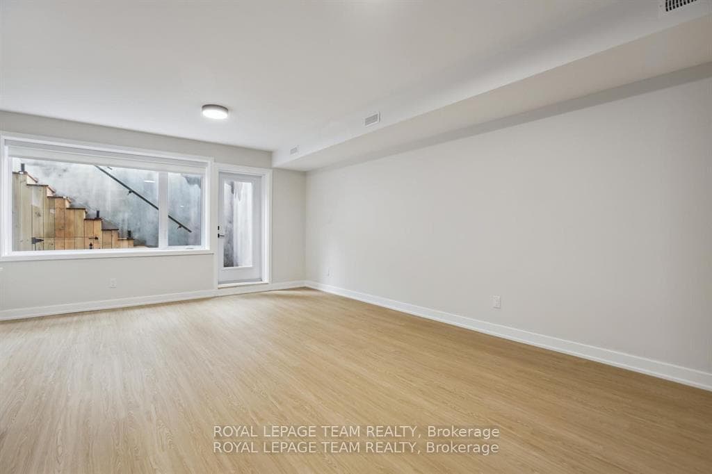 49 GROSVENOR Avenue Unit 1 photo 3